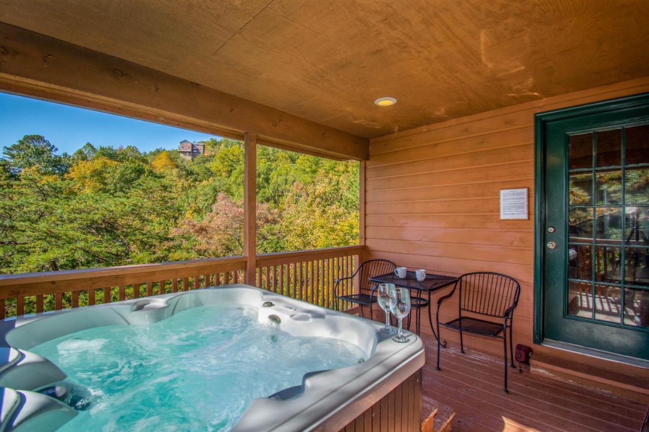 Ladybug Resort Romantic Cabin With Mountain Views, Game Room, Close To Dollywood Sevierville Exterior photo